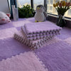 Dalles de tapis puzzle CozyMat en peluche douce coloris violet et rose empilées près d'une fenêtre avec des peluches - Bébé Lova