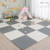 Grand tapis puzzle EVA gris et blanc aménagé en espace de jeu sécurisé avec tente enfant - Bébé Lova