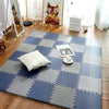 Tapis puzzle EVA gris et bleu en motif mosaïque installé sur un parquet intérieur - Bébé Lova