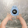Thermomètre de bain bébé bleu flottant à la surface de l'eau au-dessus des mains de bébé - Bébé Lova