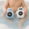 Thermomètre de bain bébé tenu par un bébé dans le bain en coloris bleu et blanc affichant 36°C - Bébé Lova