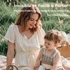 Maman utilisant discrètement le tire-lait wearable mains libres pendant un pique-nique avec son enfant - Bébé Lova