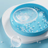 Membrane en silicone souple et accessoires du tire-lait wearable sur fond bleu pastel - Bébé Lova
