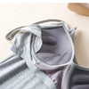 Détail des coques intégrées du débardeur d’allaitement gris pour plus de confort - Bébé Lova