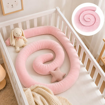 Tour de lit rose en spirale installé dans un lit bébé avec décoration douce et ambiance cocooning - Bébé Lova