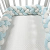 Tour de lit tressé bleu ciel et blanc offrant une protection douce au bébé - Bébé Lova