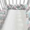 Tour de lit tressé bleu ciel rose et gris aux couleurs douces - Bébé Lova