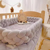 Tour de lit tressé blanc formant un cocon de protection sur un lit enfant - Bébé Lova