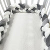 Tour de lit tressé gris anthracite gris clair et blanc dans un lit bébé - Bébé Lova