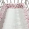 Tour de lit tressé rose poudré uni pour créer un cocon rassurant autour de bébé - Bébé Lova