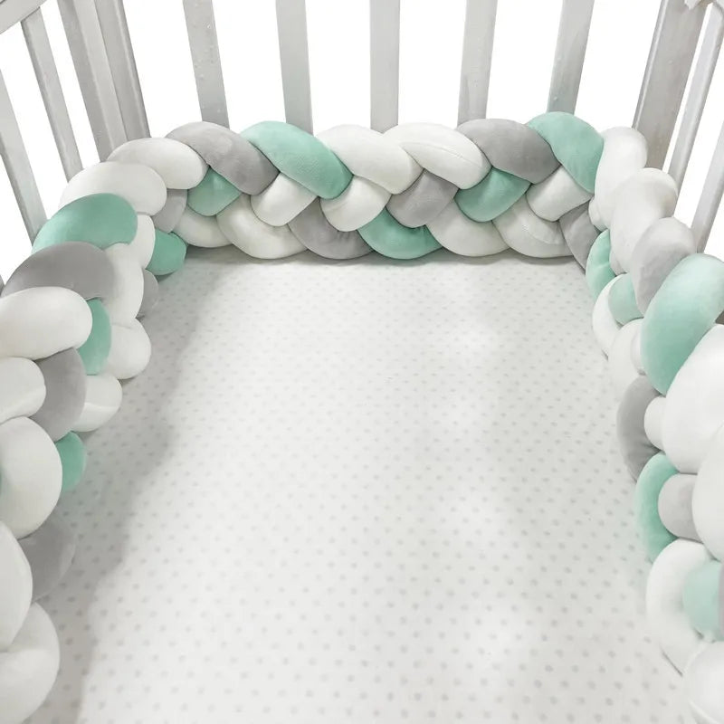 Tour de lit tressé vert menthe gris et blanc installé dans un lit bébé - Bébé Lova