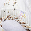 Tour de lit tressé beige, moka et blanc installé dans un lit bébé avec mobile suspendu - Bébé Lova