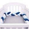 Tour de lit tressé bleu ciel, bleu marine et blanc installé dans un berceau bébé - Bébé Lova
