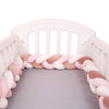 Tour de lit tressé rose blush, rose poudré et blanc présenté dans un berceau bébé - Bébé Lova