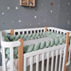Tour de lit tressé vert sauge épais entourant entièrement un lit bébé moderne - Bébé Lova