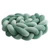 Tour de lit tressé vert sauge présenté en version coussin de protection noué - Bébé Lova