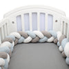 Tour de lit tressé bleu pastel, blanc et gris pour chambre de bébé élégante et apaisante - Bébé Lova