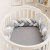 Tour de lit tressé bleu pastel, blanc et gris dans un berceau au style doux et moderne - Bébé Lova