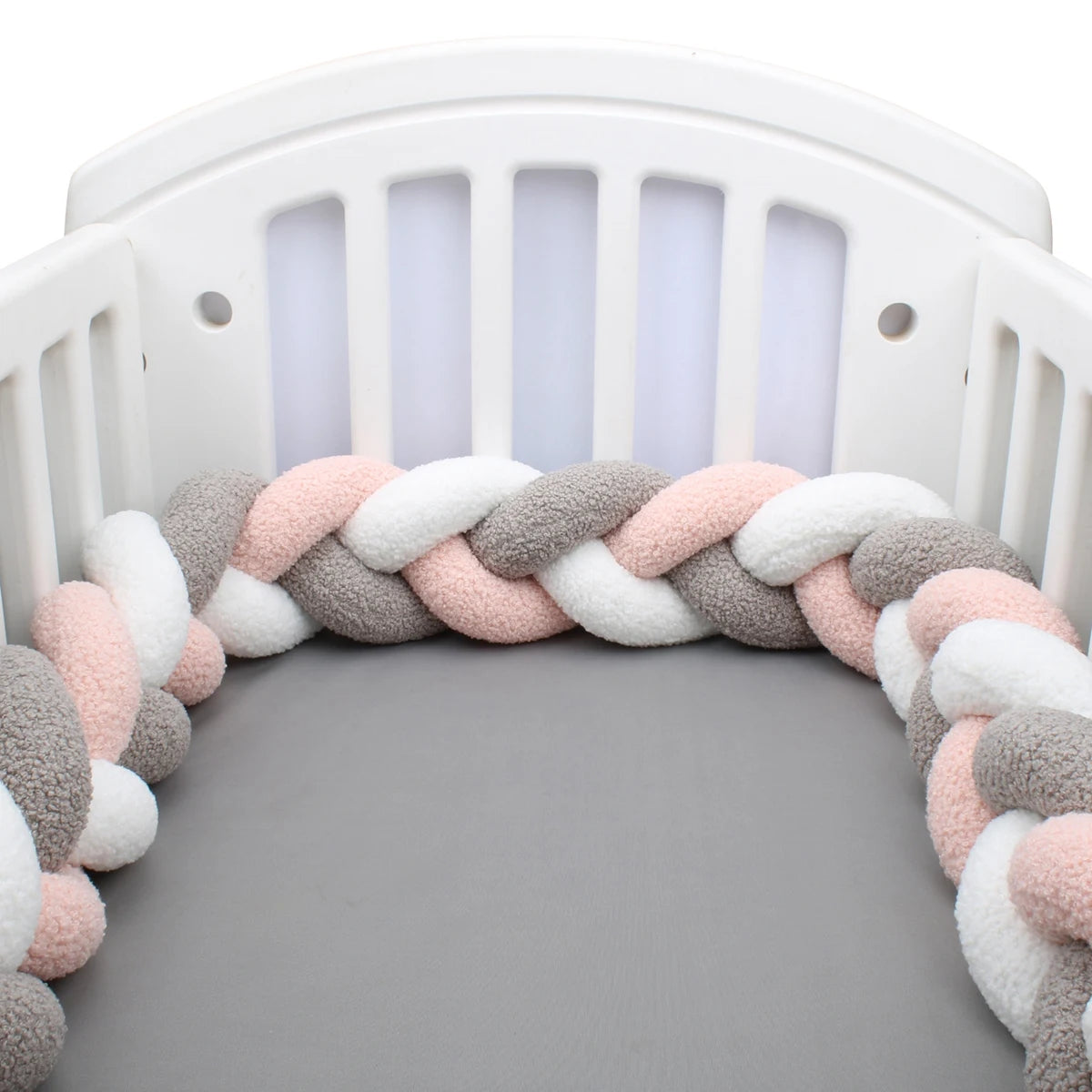 Tour de lit tressé rose et blanc en tissu bouclette installé dans un berceau bébé - Bébé Lova