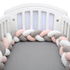 Tour de lit tressé rose et blanc en tissu bouclette installé dans un berceau bébé - Bébé Lova