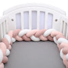 Tour de lit tressé rose poudré et blanc avec texture moelleuse pour lit bébé - Bébé Lova