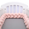 Tour de lit tressé rose tendre en tissu bouclette offrant confort et sécurité au bébé - Bébé Lova