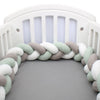 Tour de lit tressé vert sauge, blanc et gris apportant une touche naturelle à la chambre de bébé - Bébé Lova