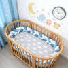 Tour de lit tressé bleu et blanc avec motifs étoiles dans une chambre bébé - Bébé Lova