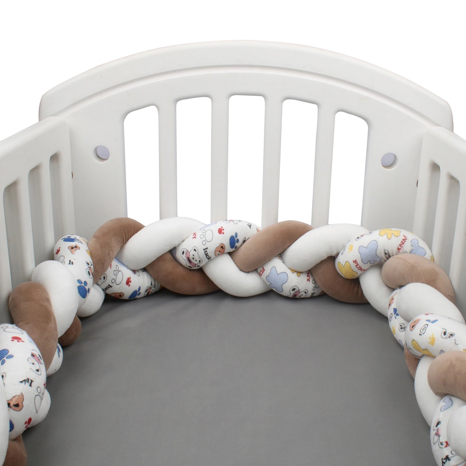 Tour de lit tressé marron et blanc avec motifs oursons dans un lit bébé - Bébé Lova