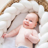 Bébé souriant couffin osier tour de lit tressé blanc ShareTour - Bébé Lova