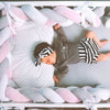 Nouveau-né endormi dans berceau avec tour de lit tressé rose ShareTour - Bébé Lova