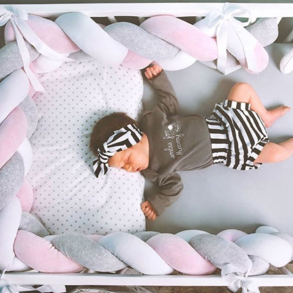 Nouveau-né endormi dans berceau avec tour de lit tressé rose ShareTour - Bébé Lova