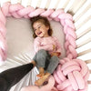 Petite fille souriante berceau tour de lit tressé rose ShareTour - Bébé Lova