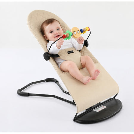 Bébé souriant installé dans un transat balancelle pliable avec arche de jeux colorée - Bébé Lova