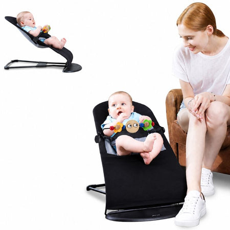 Maman assise à côté de bébé installé dans le transat balancelle BabyRock avec arche d’éveil - Bébé Lova