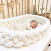 Bébé endormi dans un lit avec tresse de lit blanche 4 brins - Bébé Lova