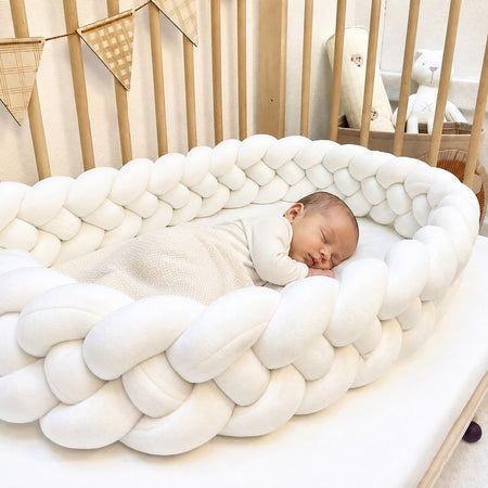 Bébé endormi dans un lit avec tresse de lit blanche 4 brins - Bébé Lova