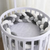 Tresse de lit coloris gris et blanc installée dans un lit rond - Bébé Lova
