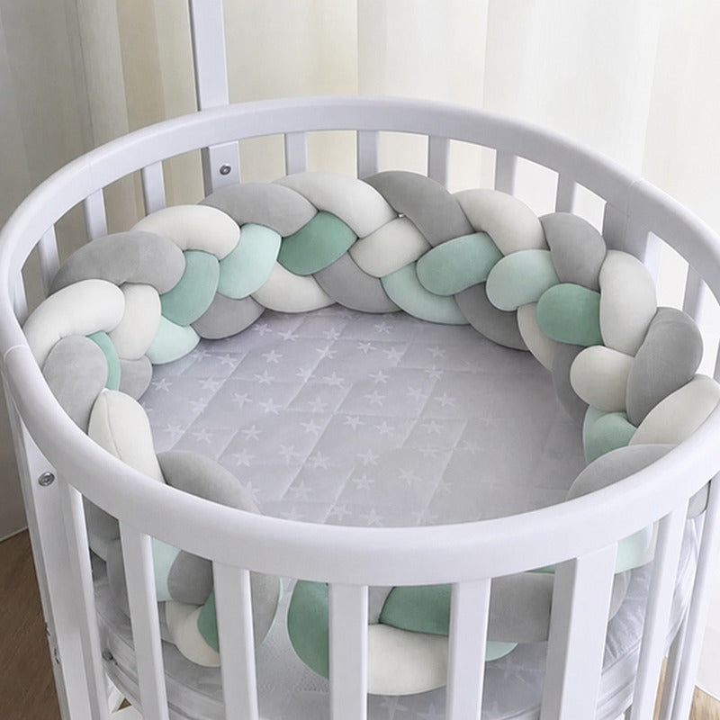 Tresse de lit coloris gris, menthe et blanc installée dans un lit rond - Bébé Lova
