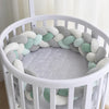 Tresse de lit coloris gris, menthe et blanc installée dans un lit rond - Bébé Lova