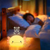 Veilleuse axolotl allumée sur une table de nuit avec icône d'arrêt automatique 20 minutes - Bébé Lova