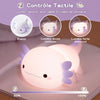 Infographie du contrôle tactile de la veilleuse axolotl avec deux niveaux de luminosité : lumière douce et lumière forte - Bébé Lova