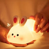 Veilleuse lapin RabbitLight allumée d'une simple pression de la main par maman - Bébé Lova