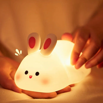 Veilleuse lapin RabbitLight allumée d'une simple pression de la main par maman - Bébé Lova