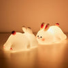 Deux veilleuses lapin RabbitLight de profil et de dos lumière douce du soir - Bébé Lova