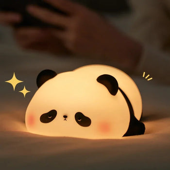 Veilleuse panda LED tactile en silicone PandaLight allongée avec lumière douce pour le sommeil - Bébé Lova