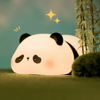 Veilleuse panda LED tactile PandaLight dans un décor naturel et apaisant - Bébé Lova