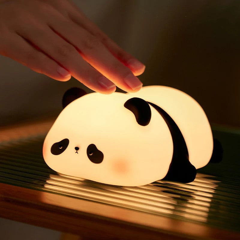 Main utilisant la fonction tactile de la veilleuse panda LED PandaLight allongée - Bébé Lova