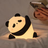 Veilleuse panda LED tactile PandaLight utilisée pendant une soirée détente au lit - Bébé Lova