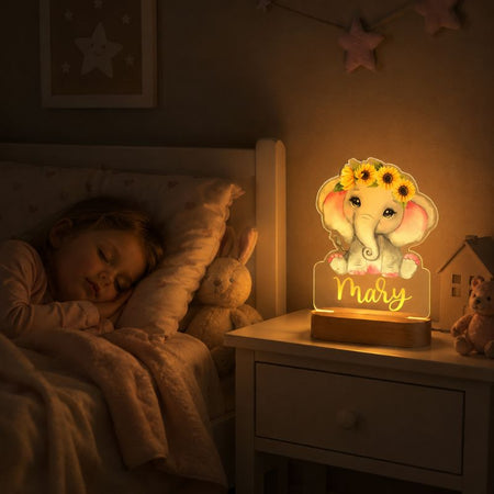 Veilleuse personnalisable prénom éléphant fleurie éclairant la chambre d’une petite fille endormie la nuit - Bébé Lova